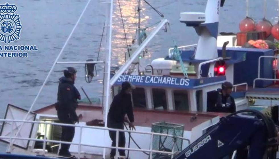 La macrorredada intercepta un segundo barco con tres tripulantes que salió a altamar a recoger la cocaína