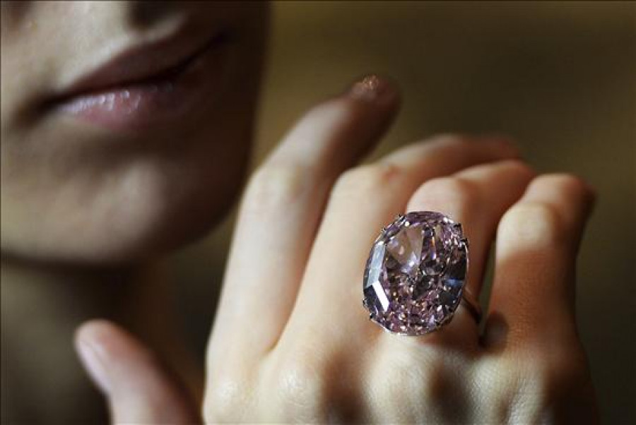 Un diamante rosa de 59,60 quilates rompe todos los récords de precio en una subasta