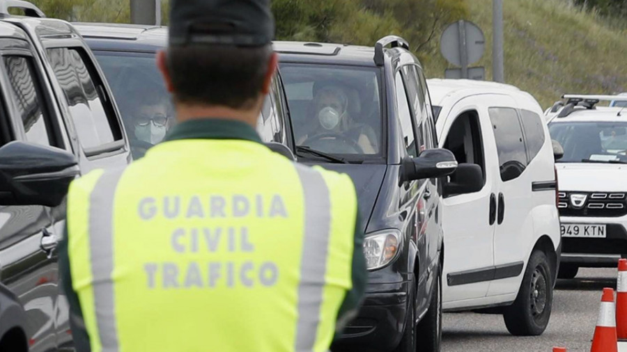 Interceptado un conductor que circuló en sentido contrario para evitar un control en Pedrafita