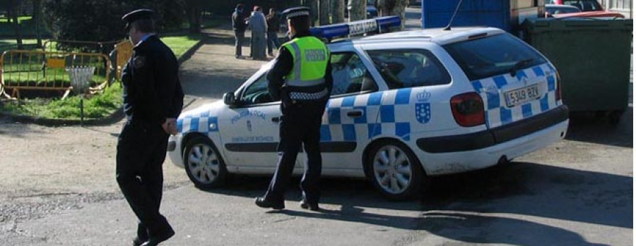 Se hace pasar por policía para entrar y agredir a sus inquilinos