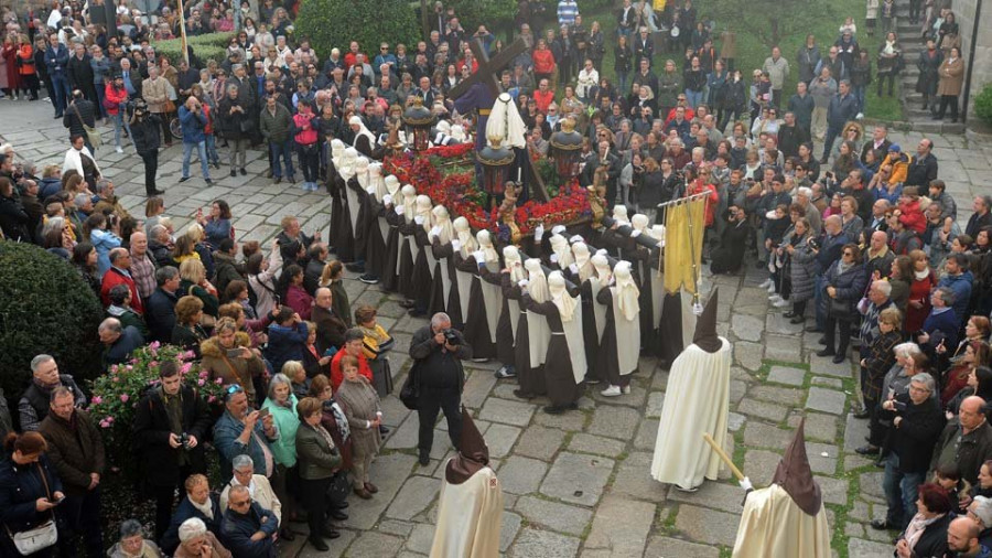 Los fieles coruñeses se rinden un  año más ante la imagen del Nazareno