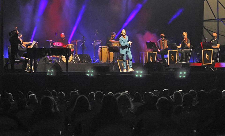 Las canciones de amor de Borja Quiza y la Feria del Libro dan inicio a unos festejos breves pero intensos