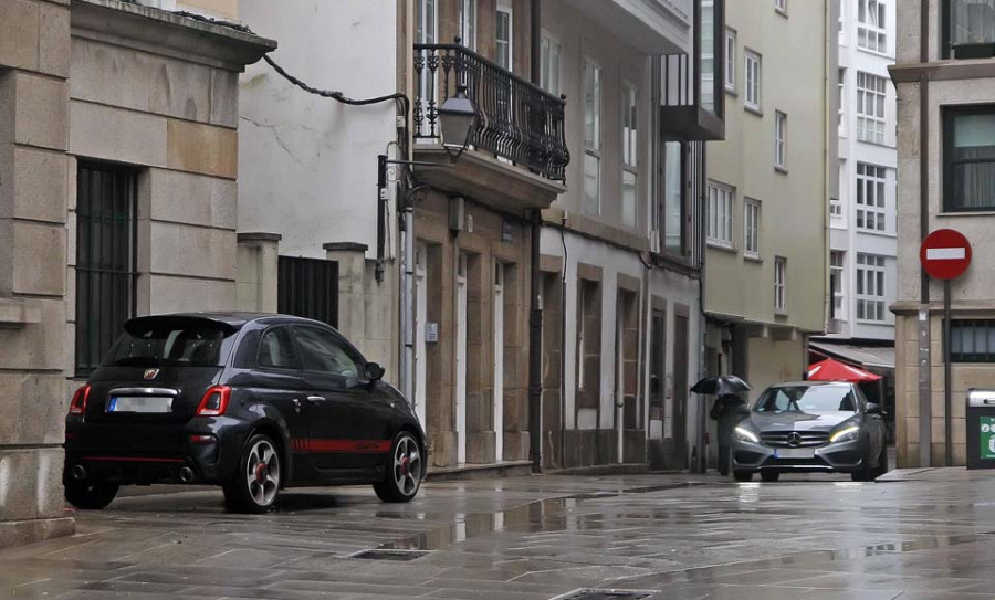 Quejas en la Ciudad Vieja por la falta de control en el acceso a los coches pese a la peatonalización