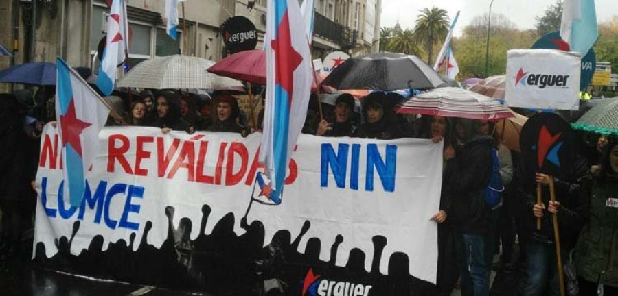 Cientos de alumnos gallegos exigen la derogación de la Lomce y las reválidas