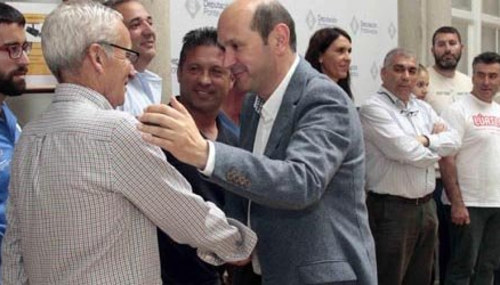 Louzán tiende la mano al BNG para conservar la presidencia de la Diputación de Pontevedra