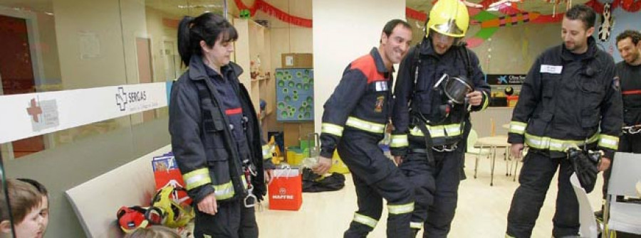 Los pequeños ingresados en el Materno Infantil reciben  la visita de los bomberos