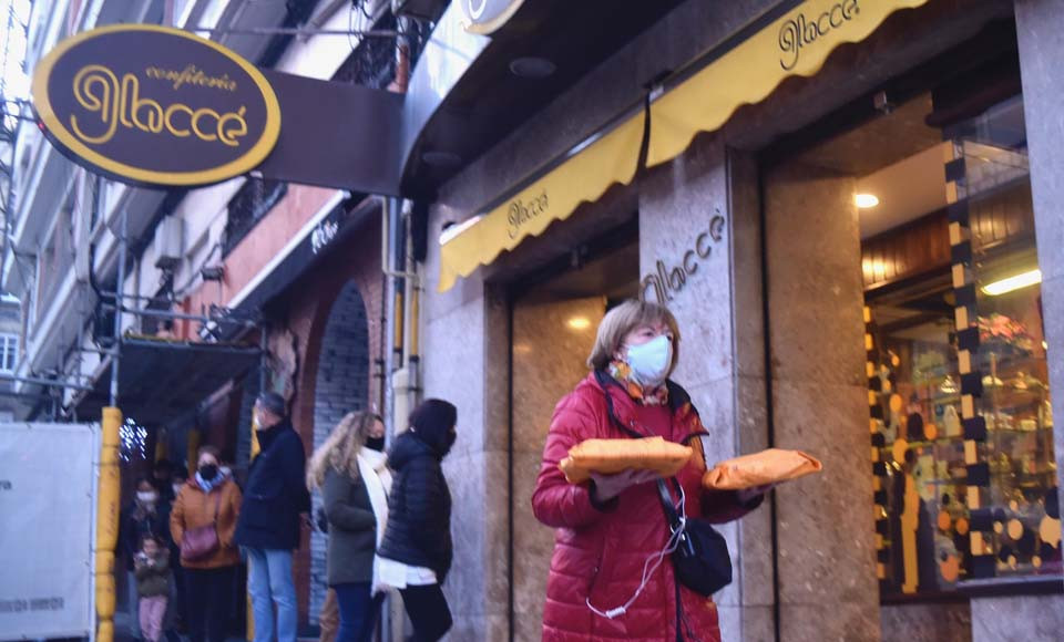 Largas colas en las confiterías para comprar el roscón de Reyes