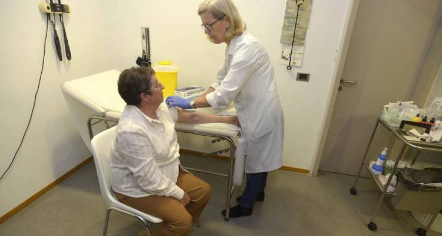El Sergas ofrecerá a todos los médicos de familia un contrato de tres años y 62.000 euros al terminar su formación