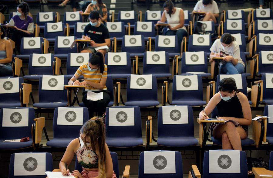 Unos 1.500 alumnos optan a la selectividad extraordinaria en Galicia a partir de este martes