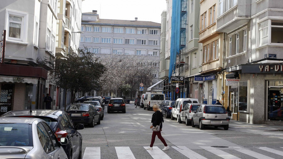 Los comerciantes de Os Mallos piden un parking exprés ante los efectos de eliminar la doble fila