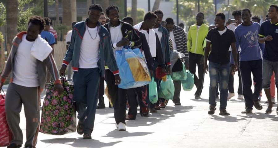 Un centenar de inmigrantes logran entrar en Melilla tras saltar la valla