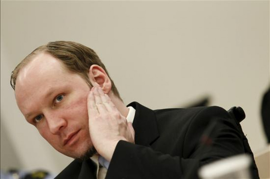 Breivik es igual de peligroso que cuando atentó en Noruega en 2011, según una psiquiatra