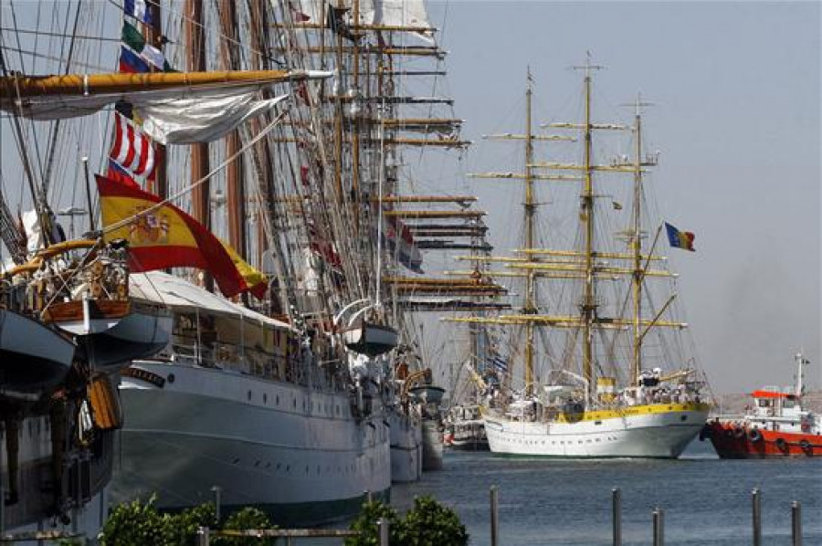 Veleros de la regata 'Tall Ship Race' fondean en las proximidades de las islas Cíes