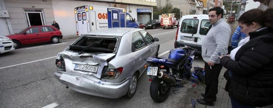 Fallece un hombre después  de chocar con su moto contra  una furgoneta en Redondela