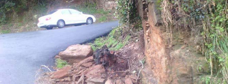 TeGa denuncia la peligrosidad de un derrumbe de terreno y piedras en el núcleo de Suevos