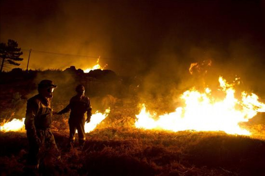 Sigue activo el fuego de O Pindo y se declara otro próximo al Monte Galiñeiro