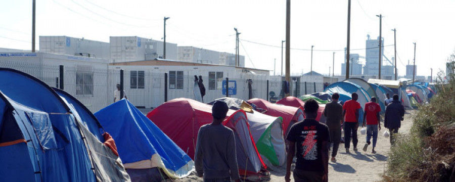 El Reino Unido construirá un muro en Calais para contener a los inmigrantes