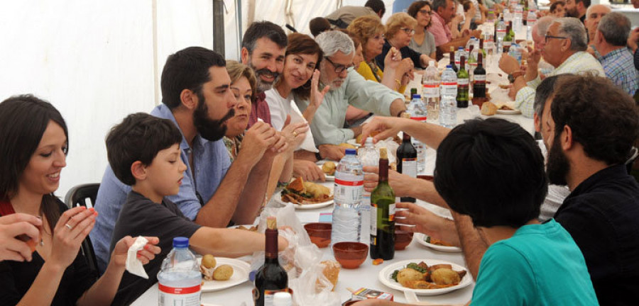 Mareantes y socialistas olvidan sus roces ante un plato de chicharrones