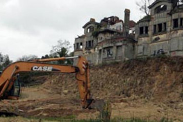 Cambre garantiza que el desmonte  en la finca Bailly no afectará a los chalés