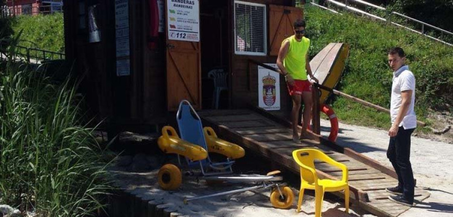 Sada instala en la playa de Cirro una silla anfibia para el baño de usuarios con movilidad reducida