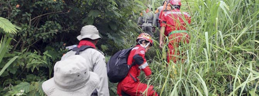 Recuperan varios cadáveres junto al avión ruso estrellado en Indonesia