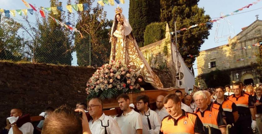 Miles de devotos volvieron a escoltar
la imagen de Nosa Señora do Camiño 
hasta A Ponte Vella