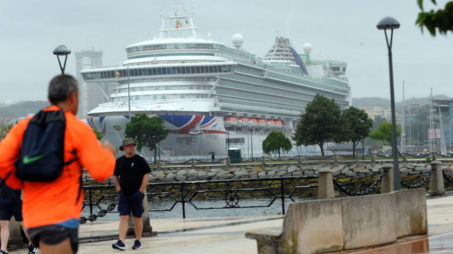 Dos escalas de cruceros llenan la ciudad con 6.000 pasajeros en plenas fiestas