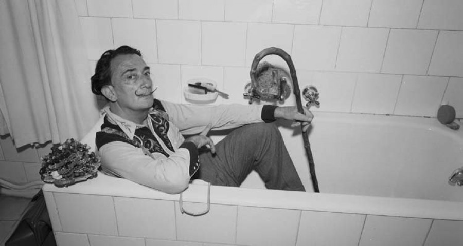 El bigote de Salvador Dalí conserva su clásica postura a las “diez y diez”