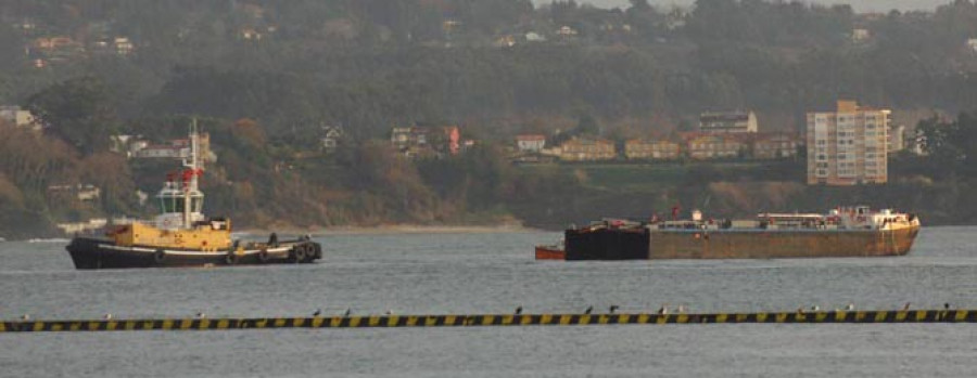 Un remolcador con dos gabarras se refugia en A Coruña después de que una de ellas se partiera