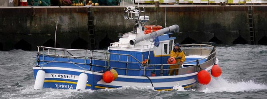 Rescatan sanos y salvos a los dos tripulantes de un pesquero que se hundió frente a Burela