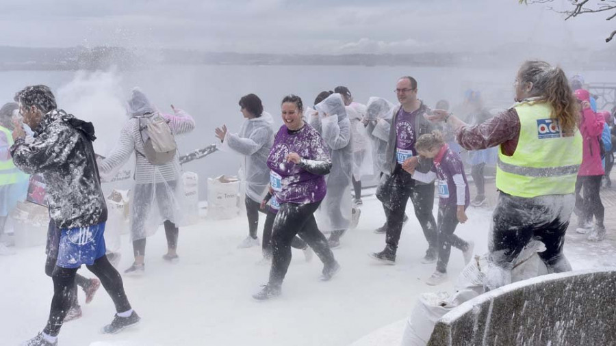 La lluvia se suma como un obstáculo más  a la multitudinaria  carrera de Enki a  favor de la integración