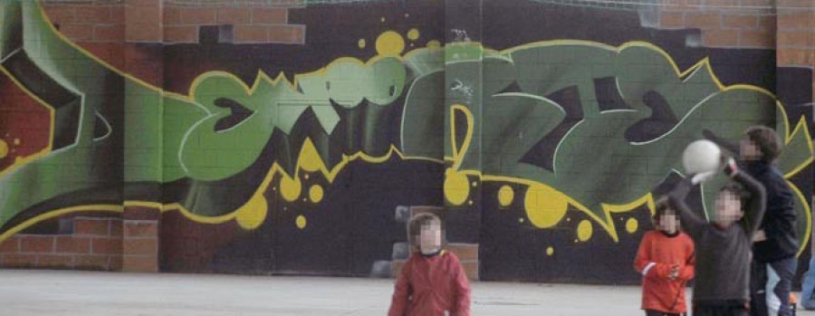 Vecinos de Os Regos denuncian   a un graffitero que estaba pintando con permiso municipal
