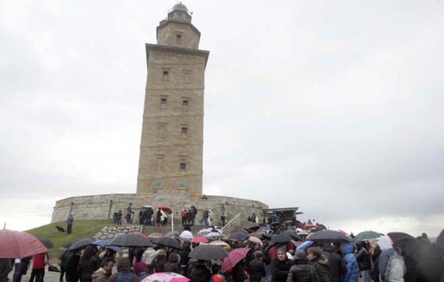 Más de 300 personas secundan la manifestación en defensa de los puestos de trabajo de la Torre