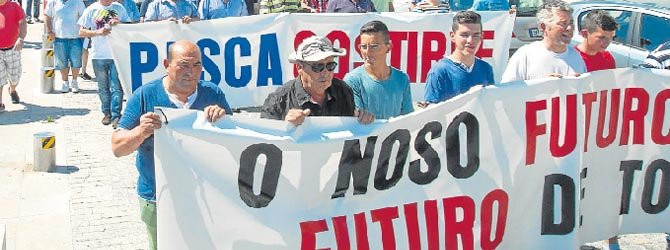 Casi medio millar de personas claman en Fisterra que se controle el arrastre
