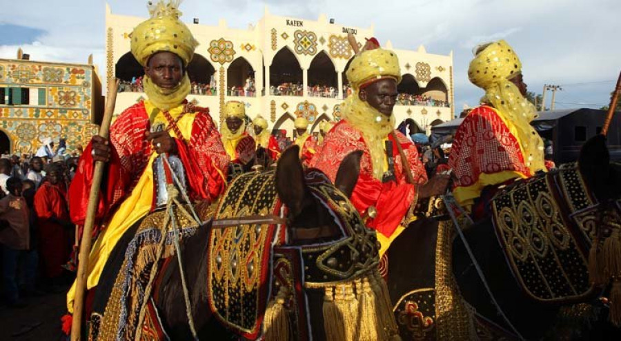 miles de jinetes nigerianos cabalgan durante la milenaria fiesta de durbar