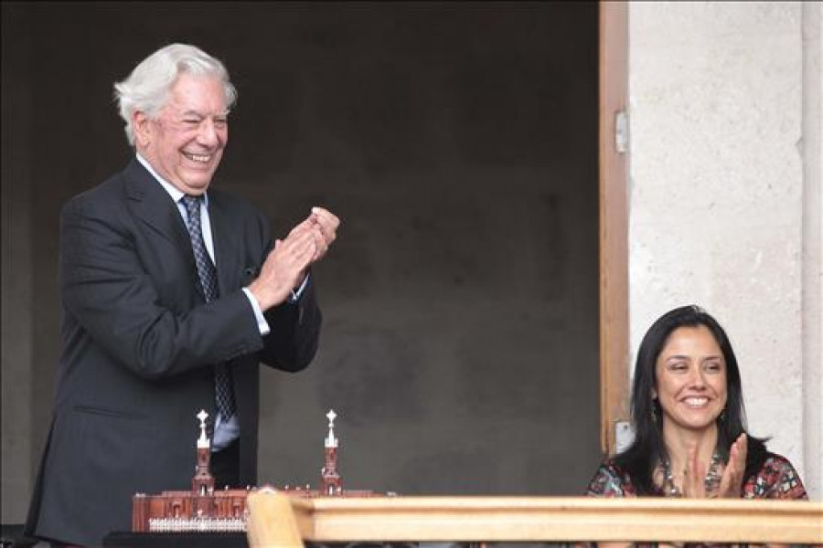Vargas Llosa llega a Venezuela deseando que diálogo de paz sea "efectivo"