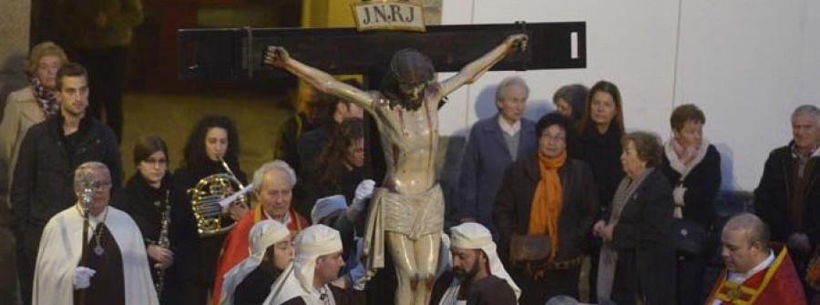 El Cristo de la Agonía sobrecoge  en su recorrido por la Ciudad Vieja