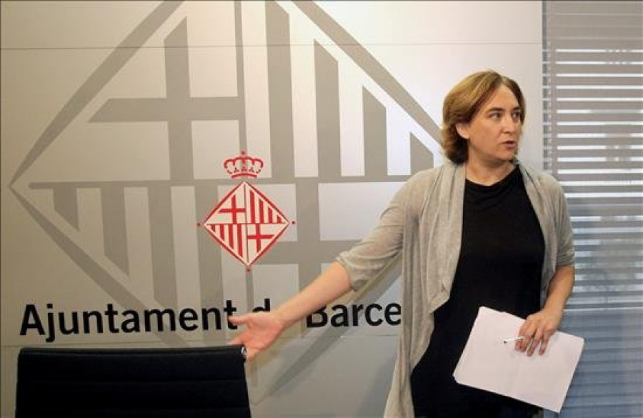 La oposición fuerza a mantener los sueldos de los cargos electos en Barcelona