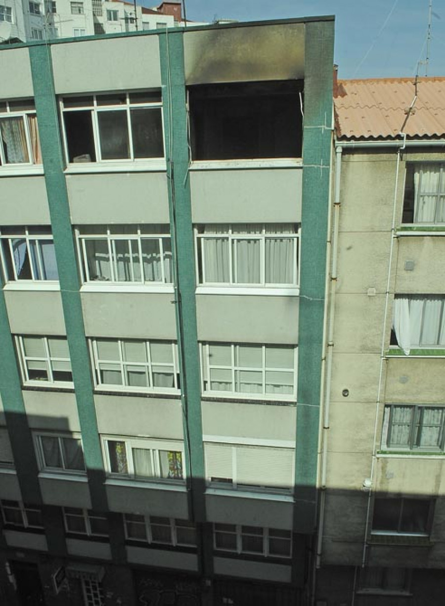 Un fuego doméstico obliga a evacuar dos edificios de Almirante Mourelle