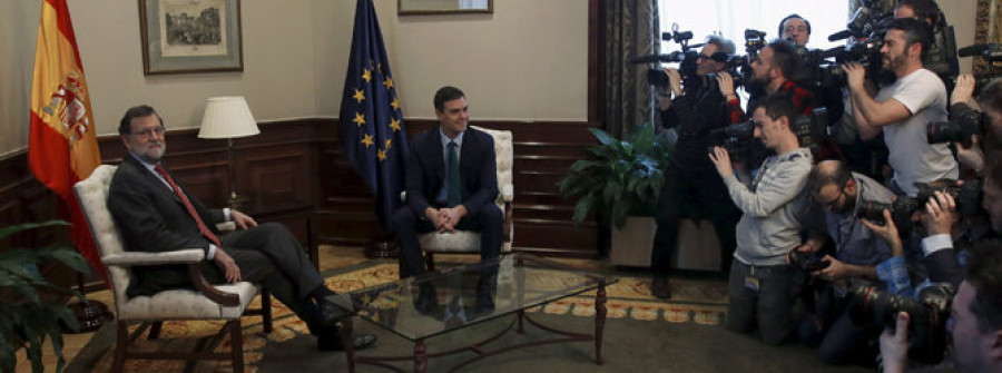 Rajoy niega sentirse acorralado por la corrupción, un tema que no sacó Sánchez