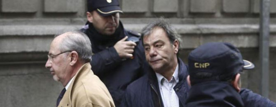 Llaman “chorizo” y “estafador” a Rato a su llegada al tribunal para declarar
