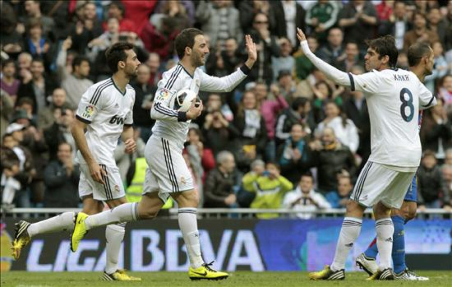El Real Madrid remonta al Levante con fútbol de toque