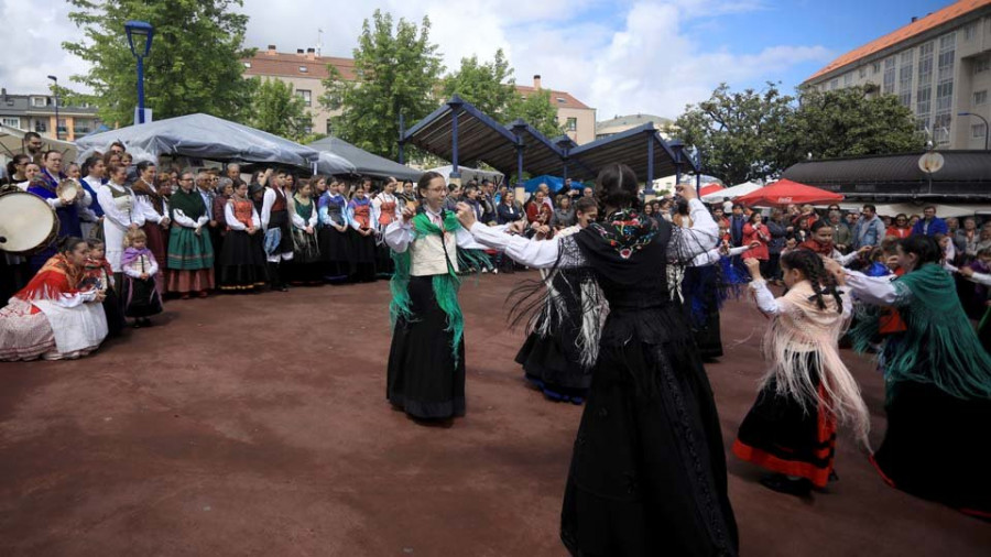 Los cullerdenses desafían a la lluvia para disfrutar de la Feria de Artesanía