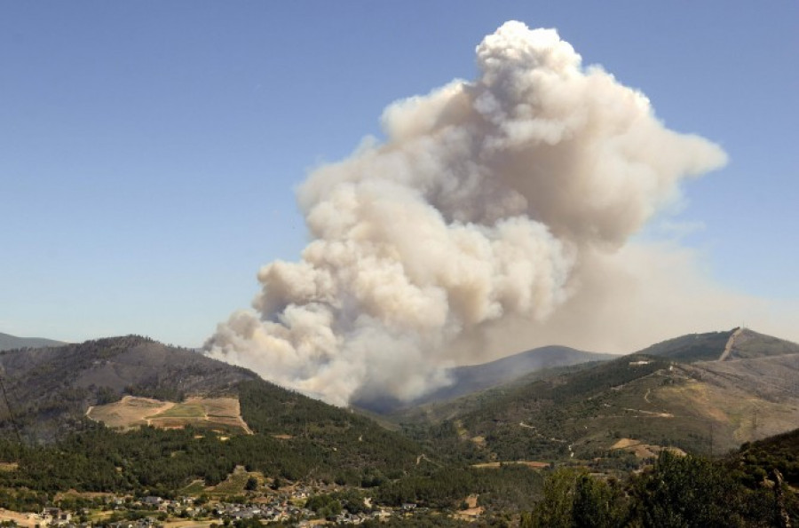 El viento y el calor avivan 10 incendios,2 muy activos en Galicia y La Gomera