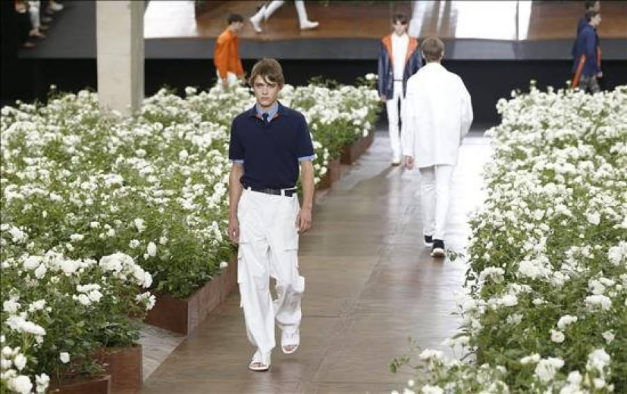 Dior Homme se viste de flores y camuflaje mientras Balmain prefiere explorar