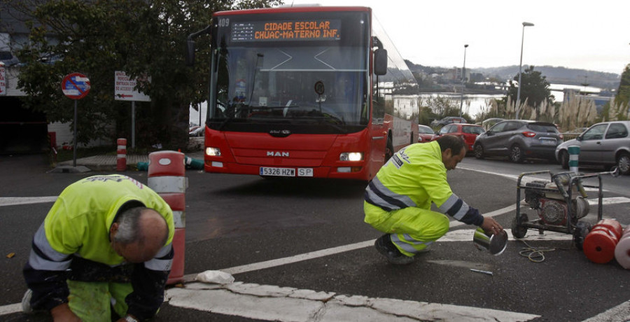 La falta de previsión provoca caos en la llegada de autobuses hasta el Materno