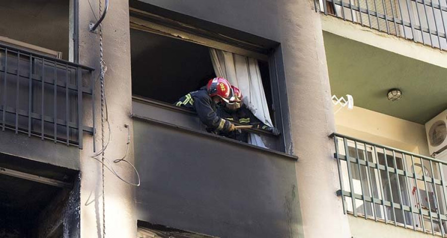 Dos personas fallecen y trece resultan heridas en el incendio de un edificio 
en Burriana