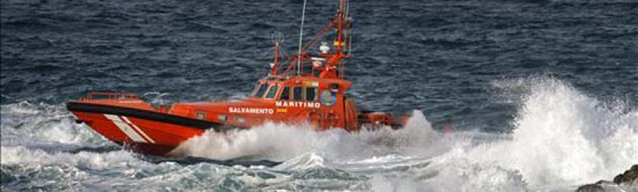 Salvamento Marítimo busca al pescador desaparecido en la playa de Baliros, en Ribeira