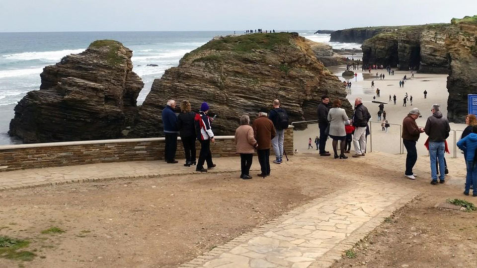 La playa de As Catedrais registra un nuevo desprendimiento, pero ningún visitante resulta herido