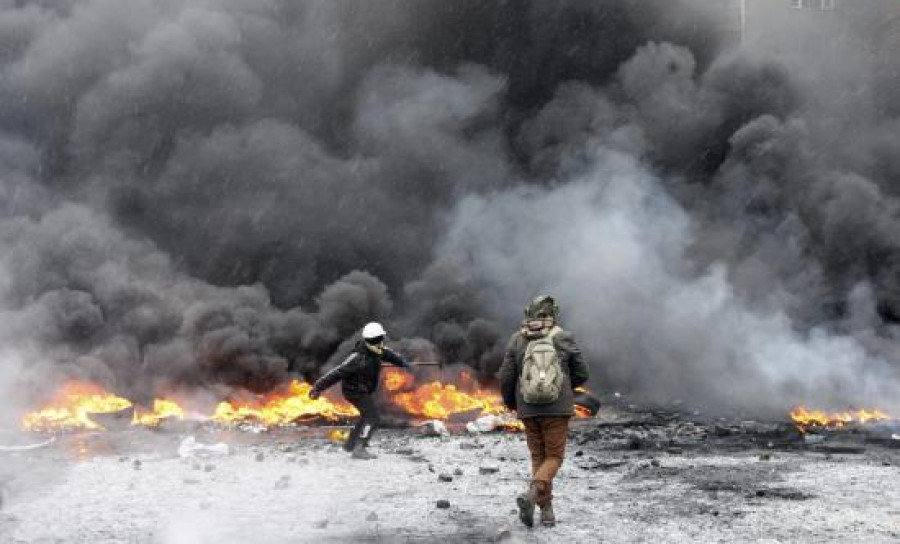 El centro de Kiev cubierto por el humo de neumáticos y de gases lacrimógenos